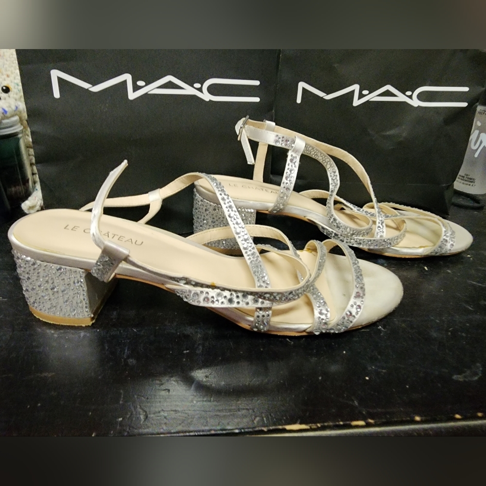 Le chateau. Size 6, Silver sparkle